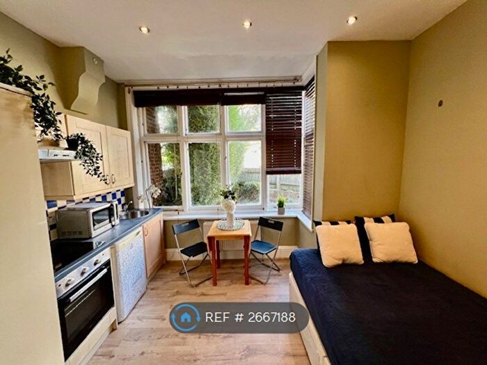 Studio To Rent In Stile Hall Gardens, London, W4