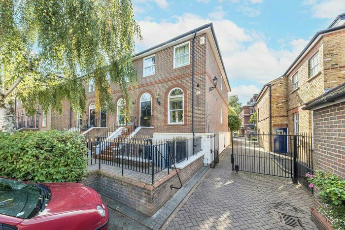 1 Bedroom Flat To Rent In King George Square, Richmond, TW10