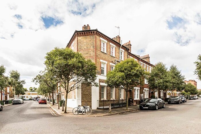 2 Bedroom Flat To Rent In Heyford Avenue, London, SW8