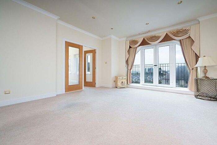 3 Bedroom Flat For Sale In Harbourside, Inverkip, PA16