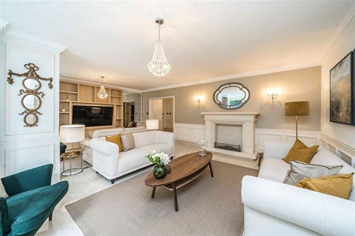 3 Bedroom Flat To Rent In Hyde Park Crescent, London, W2