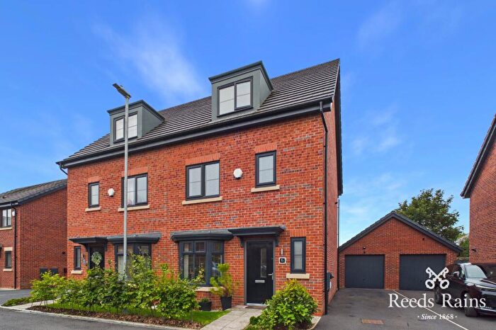4 Bedroom Semi-Detached House For Sale In Ryton Place, Leyland, Lancashire, PR25