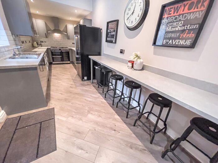 6 Bedroom Terraced House To Rent In Birstall Road, L6