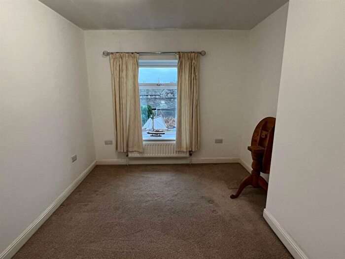 2 Bedroom End Of Terrace House To Rent In Crosland Hill Road, Crosland Moor, Huddersfield, HD4