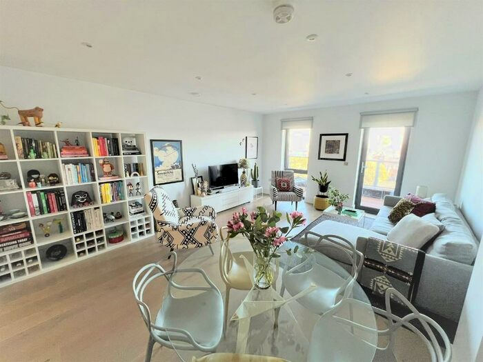 3 Bedroom Apartment To Rent In Chatham Place, London, E9