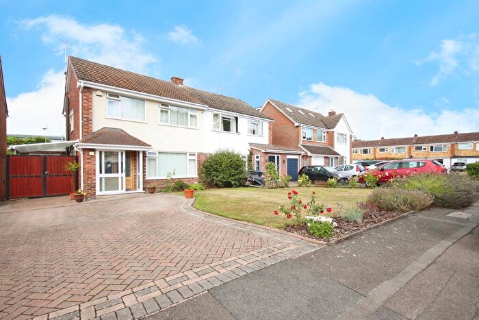 3 Bedroom Semi-Detached House For Sale In Foxes Way, Warwick, CV34