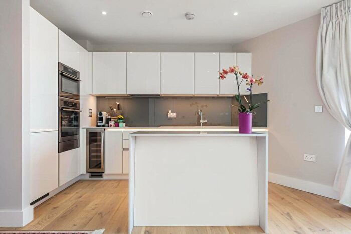 2 Bedroom Flat To Rent In Lombard Wharf, Battersea Square, London, SW11