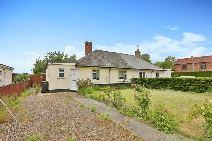 3 Bedroom Semi-Detached Bungalow For Sale In The Street, Rockland St. Mary, Norwich, NR14