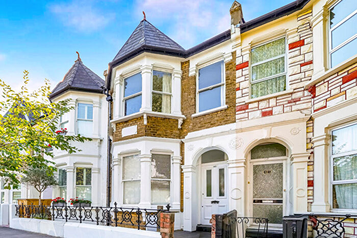 3 Bedroom Apartment For Sale In Prince George Road, London, N16