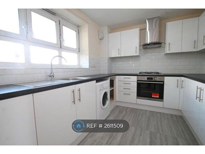 3 Bedroom Flat To Rent In Coverham House, London, SE4