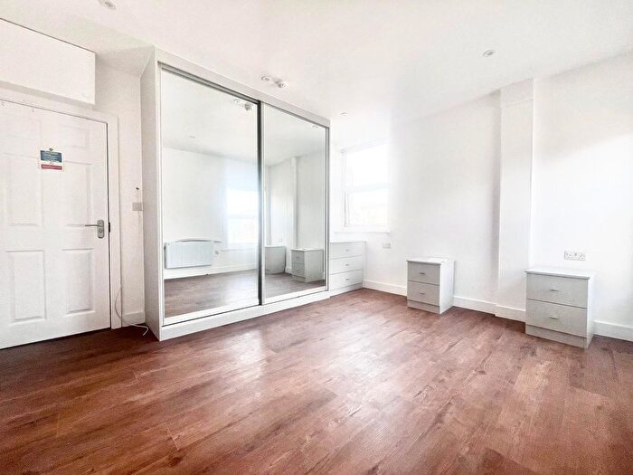 Studio To Rent In Hanworth Road, Hounslow, TW3