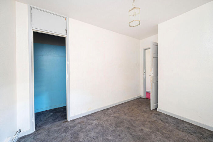 2 Bedroom Maisonette For Sale In Richmond Road, London Fields, London, E8