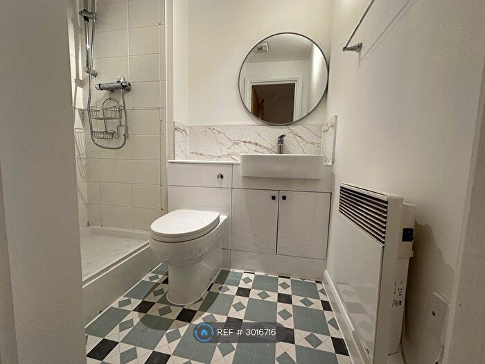 2 Bedroom Flat To Rent In Foundry Court, Slough, SL2