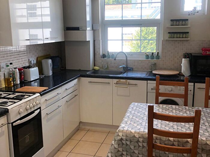 2 Bedroom Flat To Rent In High Road, London, N12