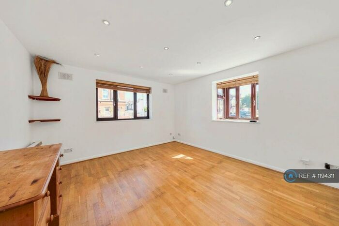 2 Bedroom Flat To Rent In Bond Road, Surbiton, KT6