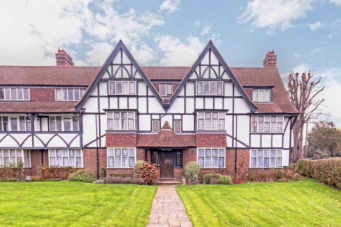 3 Bedroom Flat To Rent In Queens Drive, London, W3