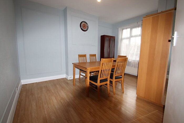 4 Bedroom Maisonette To Rent In The Promenade, Edgware, HA8