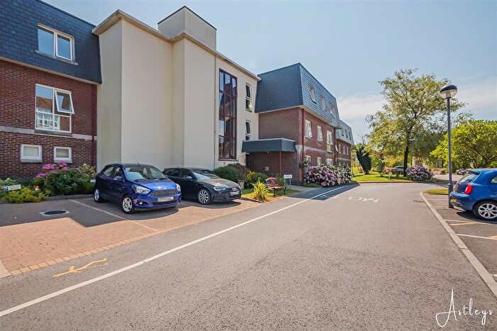 2 Bedroom Flat For Sale In Clyne Common, Swansea, SA3