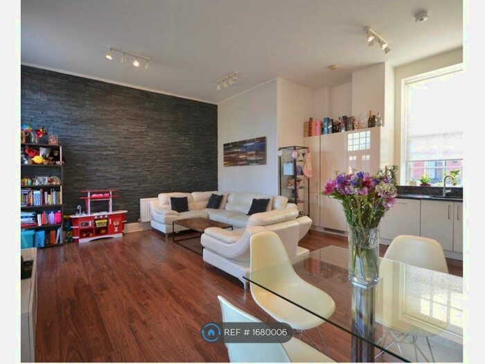 2 Bedroom Flat To Rent In Glanville Way, Epsom, KT19