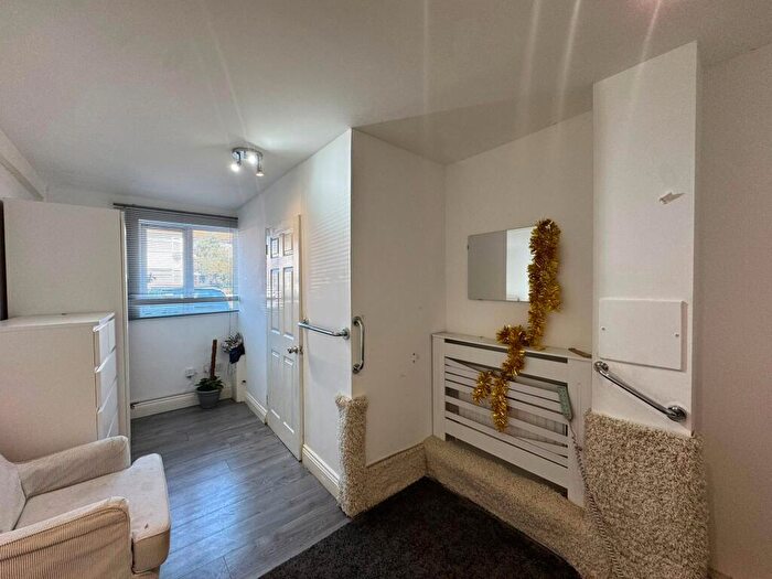 5 Bedroom Terraced House To Rent In De Havilland Road, Edgware, HA8