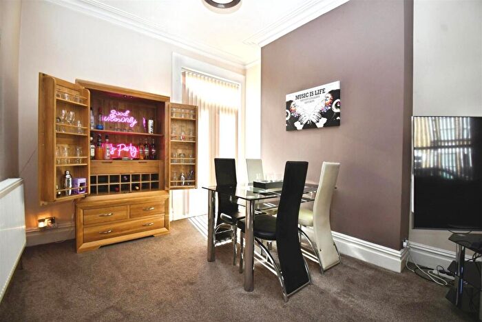 3 Bedroom Terraced House For Sale In East Park Avenue, Hull, HU8