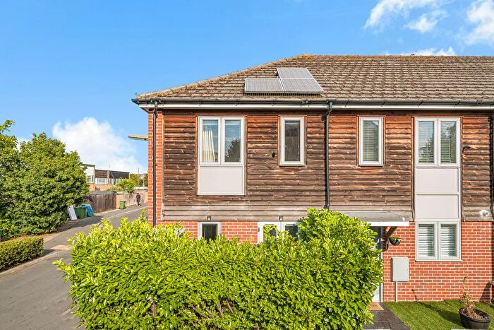 3 Bedroom End Terrace House For Sale In Walton On Thames, Surrey, KT12