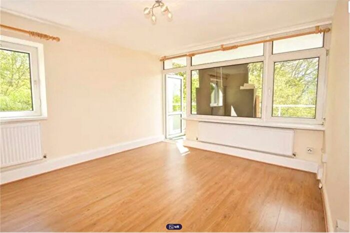 2 Bedroom Flat For Sale In Longmoor Point, Roehampton, SW15
