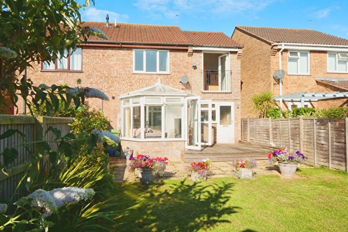 3 Bedroom Semi-detached House For Sale In The Chestnuts, Wigginton, York, YO32