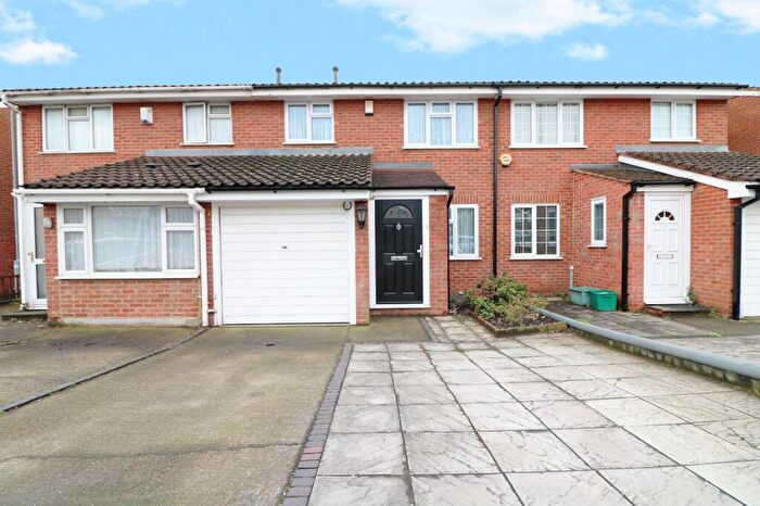 3 Bedroom Semi-Detached House To Rent In Gresham Drive, Romford, RM6