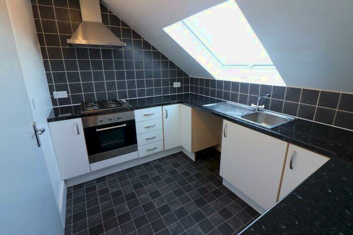 3 Bedroom Flat To Rent In Thomson Road, L21