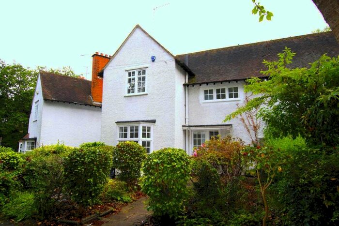 3 Bedroom Semi-Detached House To Rent In Oakwood Road, London, NW11