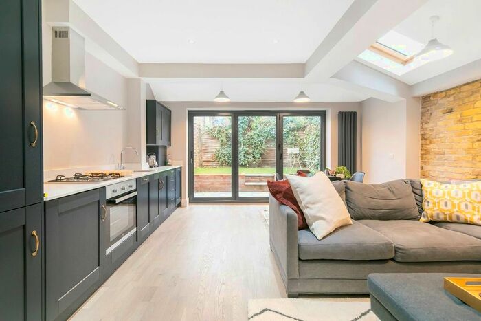 2 Bedroom Flat To Rent In Camborne Road, Southfields, London, SW18