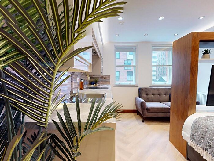 Apartment To Rent In Apt, Live Oasis Piccadilly #, M1