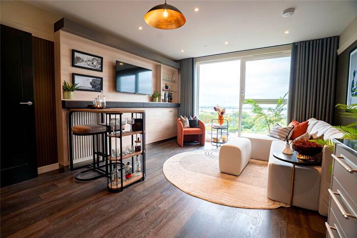 2 Bedroom Flat For Sale In Fairfield Avenue, Staines, Surrey, TW18