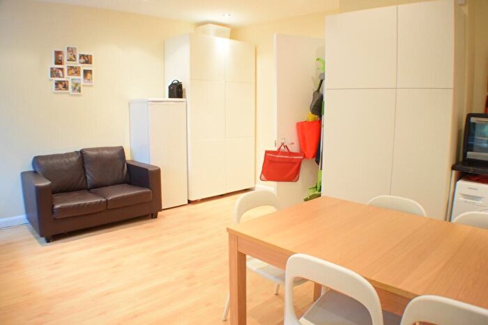 3 Bedroom Flat To Rent In Heather Gardens, Golders Green, London, NW11