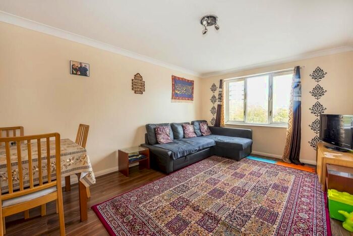 2 Bedroom Flat To Rent In Sopwith Way, Kingston Upon Thames, KT2