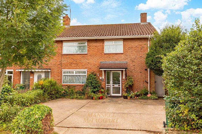 4 Bedroom End Of Terrace House For Sale In Parham Road, Crawley, RH11