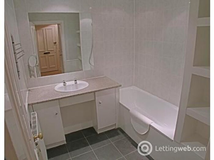 3 Bedroom Flat To Rent In Buccleuch Terrace, Edinburgh, EH8