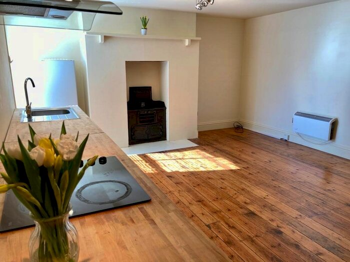 1 Bedroom Flat To Rent In Charman Road, Redhill, RH1