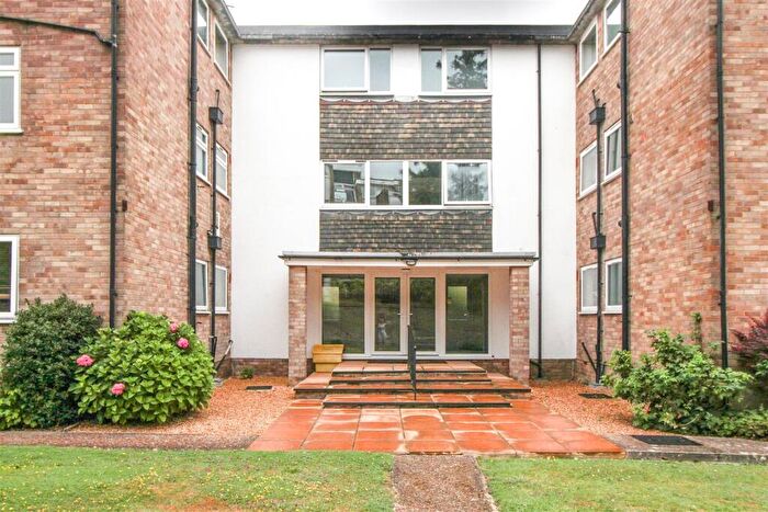 2 Bedroom Flat To Rent In Hollywood Court, Oathall Road, Haywards Heath, RH16