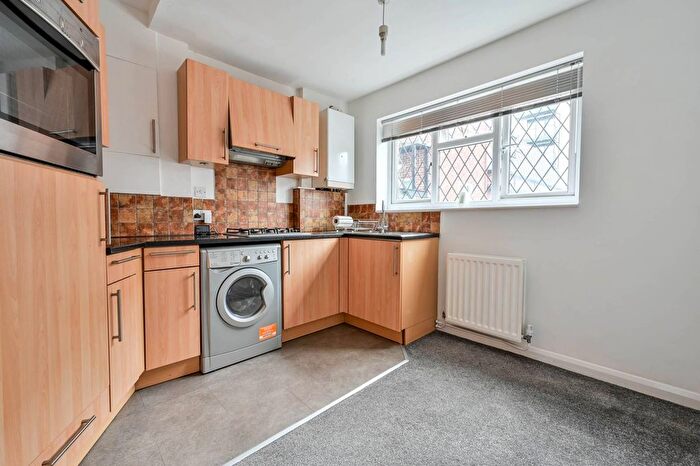 1 Bedroom Flat To Rent In Station Approach, West Byfleet, KT14