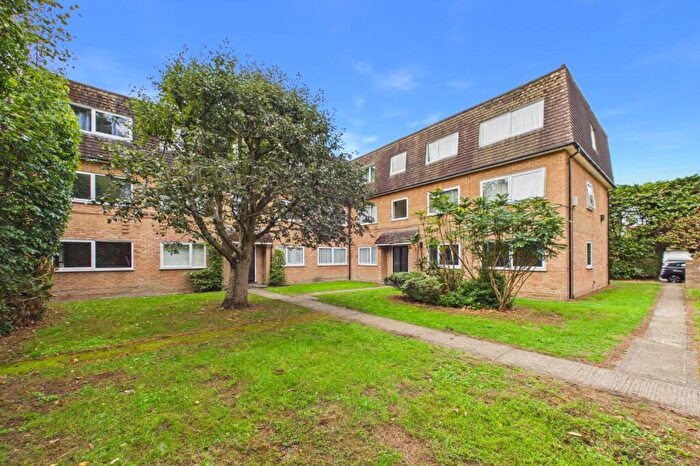2 Bedroom Flat For Sale In Yorktown Road, Sandhurst, Berkshire, GU47