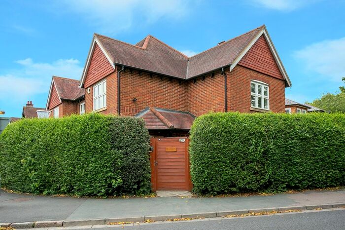 4 Bedroom Semi-Detached House To Rent In Watford Heath, Watford, Herts, WD19