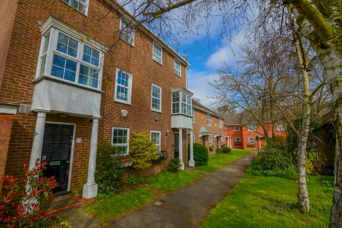 4 Bedroom End Of Terrace House To Rent In Gainsborough Road, Kew, Surrey, TW9