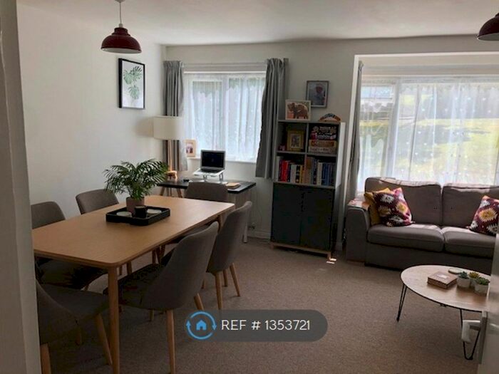 2 Bedroom Flat To Rent In Arbor Court, Haywards Heath, RH16