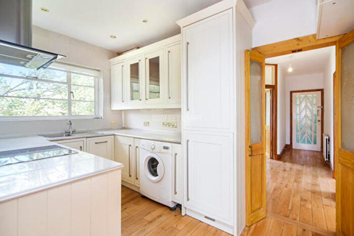 2 Bedroom Apartment For Sale In Ossulton Way, Hampstead Garden Suburb, N2