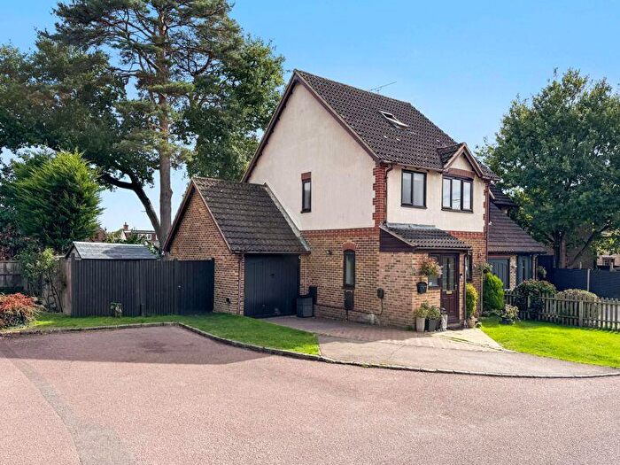 3 Bedroom Detached House For Sale In Gibbons Close, Sandhurst, GU47