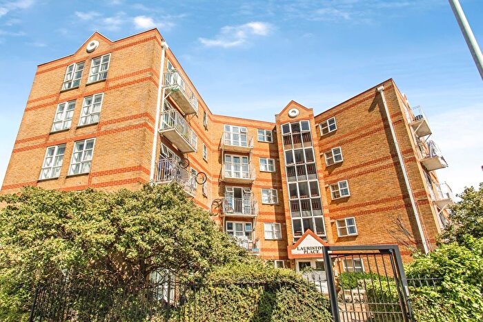 2 Bedroom Flat For Sale In Lauriston Place, Southchurch Avenue, Southend-On-Sea, Essex, SS1