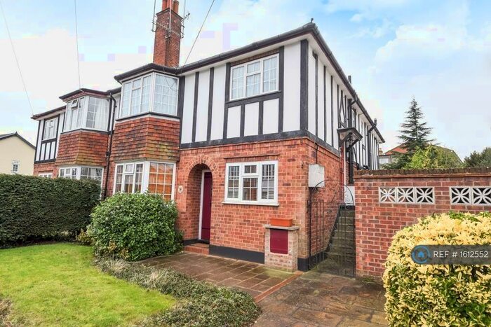 3 Bedroom Maisonette To Rent In Potters Road, Barnet, EN5