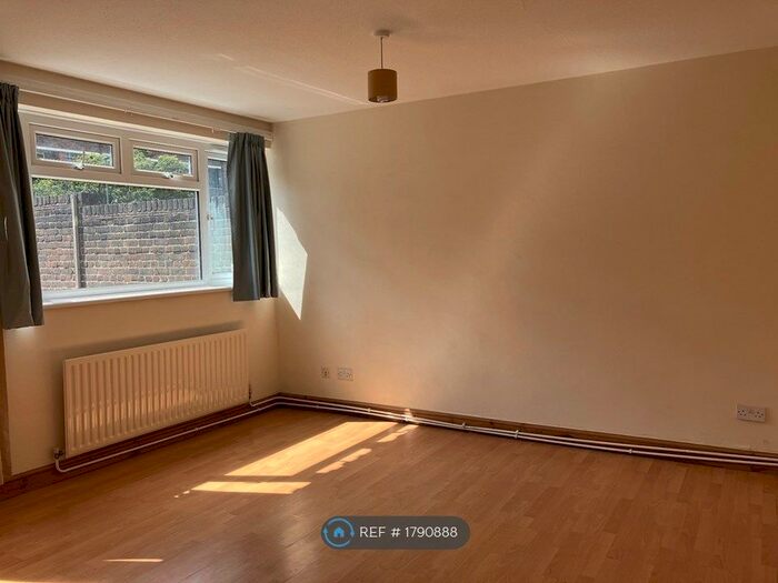 3 Bedroom Maisonette To Rent In John Wilson Street, London, SE18